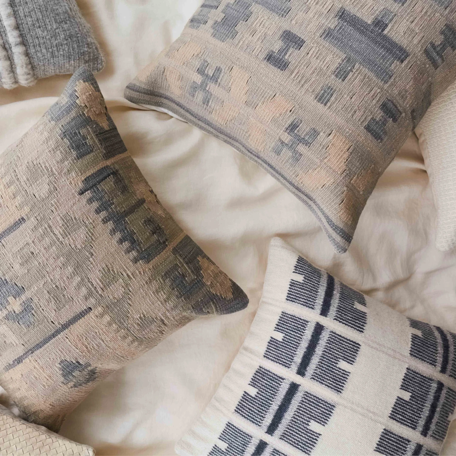 Akara Kilim Pillow 6 Akara Kilim Pillow - Image 4